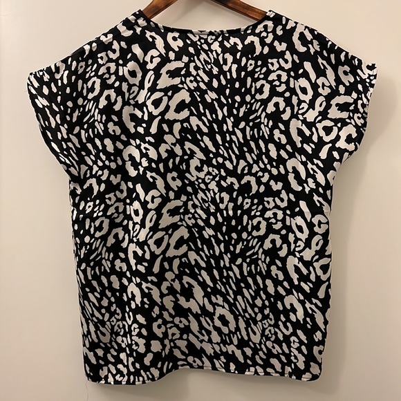 Black/White printed blouse - forever 21 - small - Picture 4 of 8